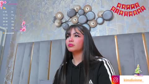 Snapshot of kimdevinne chatting on 01.04.25 KIM online show from 01.04.25