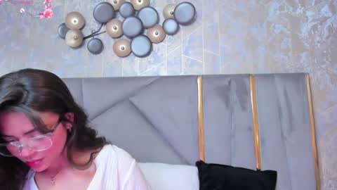 Snapshot of kimdevinne chatting on 03.01.25 KIM online show from 03.01.25