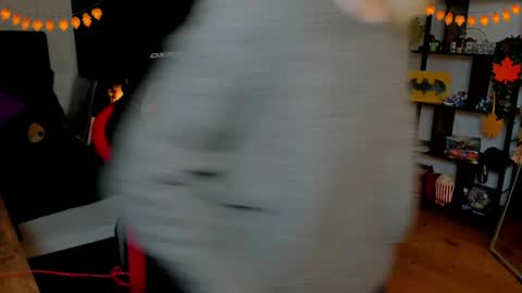 Wolfs Girl online show from 10.29.25