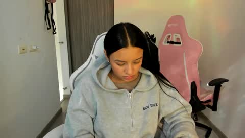 Snapshot of kimmi_foxy chatting on 09.19.25 kimmi online show from 09.19.25