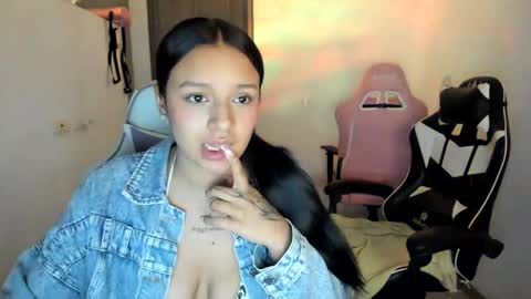 Snapshot of kimmi_foxy chatting on 09.24.25 kimmi online show from 09.24.25
