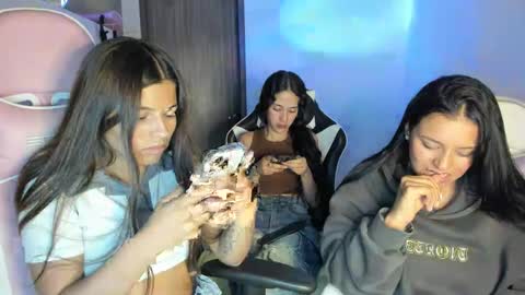 Snapshot of kimmi_foxy chatting on 09.30.25 kimmi online show from 09.30.25