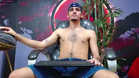 Snapshot of king_voy chatting on 11.23.25 king voy online show from 11.23.25