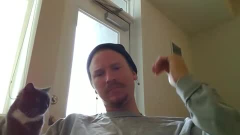 Snapshot of kinglegg chatting on 01.18.25 Kinglegg online show from 01.18.25