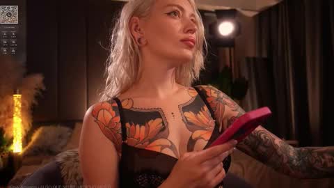 Snapshot of kinkylina_ chatting on 10.11.25 kinkylina_ online show from 10.11.25