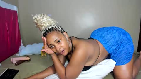 Snapshot of kinkylyla chatting on 09.25.25 Kinky online show from 09.25.25