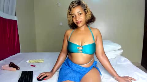 Snapshot of kinkylyla chatting on 05.12.26 Kinky online show from 05.12.26