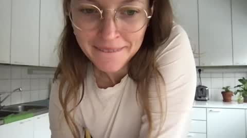 Snapshot of kinkyorange_ chatting on 12.18.24 Mary the Soulmate online show from 12.18.24