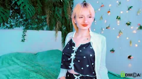 Snapshot of kira__cutie chatting on 05.03.26 Kira online show from 05.03.26