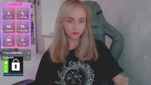 Snapshot of kira_love_sleep chatting on 07.14.26 you know thumb up me please its important online show from 07.14.26