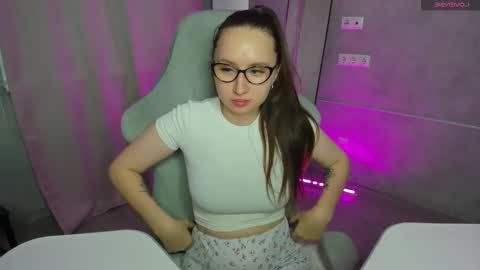 Snapshot of kira_sweeet chatting on 12.19.25 Kira online show from 12.19.25