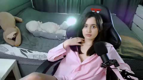 Snapshot of kira_yammy chatting on 02.14.25 Kira follow me online show from 02.14.25