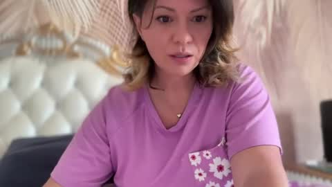 Snapshot of kiradivine chatting on 04.24.26 KiraDivine online show from 04.24.26