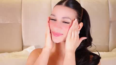 Snapshot of kirakayleigh chatting on 12.20.25 kira online show from 12.20.25