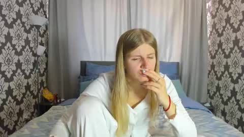 Snapshot of kirraa_ chatting on 09.28.25 Kira online show from 09.28.25