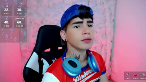 Snapshot of kiss_whitee chatting on 11.10.25 kiss_whitee online show from 11.10.25