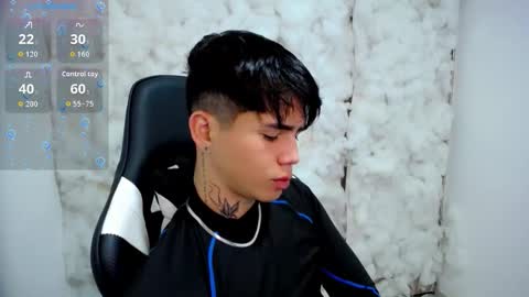 Snapshot of kiss_whitee chatting on 11.24.25 kiss_whitee online show from 11.24.25