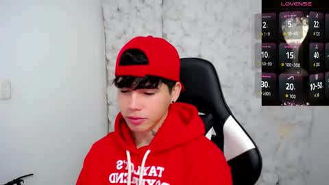 Snapshot of kiss_whitee chatting on 12.14.25 kiss_whitee online show from 12.14.25