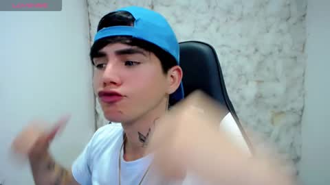 Snapshot of kiss_whitee chatting on 12.21.25 kiss_whitee online show from 12.21.25