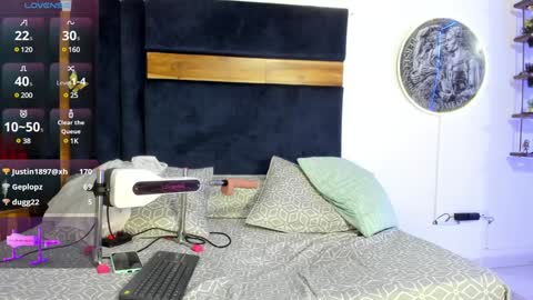 Kissing Company online show from 01.06.25