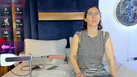 Kissing Company online show from 02.12.25