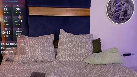 Kissing Company online show from 03.07.25