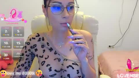 Snapshot of kisssnicol chatting on 10.20.25 kisssnicol online show from 10.20.25