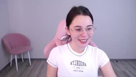Snapshot of kisulya_meow246 chatting on 10.22.25 Vikki Rose online show from 10.22.25
