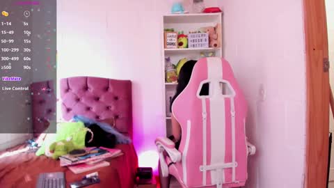 Snapshot of kit_kat_10 chatting on 02.24.25 Lily online show from 02.24.25