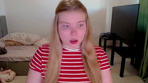 Snapshot of kitten_jenny01 chatting on 06.07.26 Jennyblonde and Emmabrunette online show from 06.07.26