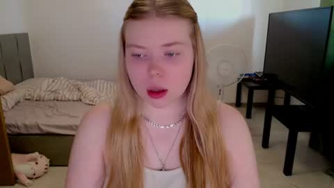 Snapshot of kitten_jenny01 chatting on 06.10.26 Jennyblonde and Emmabrunette online show from 06.10.26