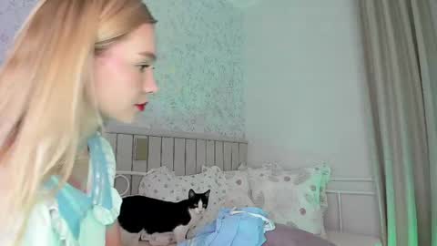 Snapshot of kitty__sophie chatting on 04.21.26 sophie online show from 04.21.26