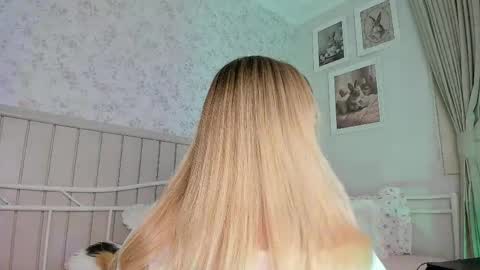 Snapshot of kitty__sophie chatting on 05.18.26 sophie online show from 05.18.26