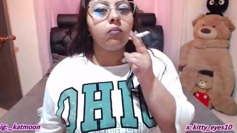 Snapshot of kitty_eyes chatting on 11.17.25 kitty online show from 11.17.25