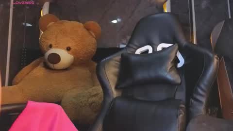 kitty_fox_b online show from 11.27.25