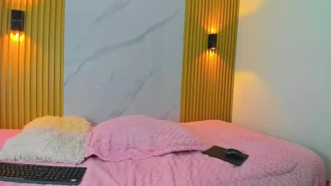 Snapshot of kitty_gill chatting on 12.28.24 kitty_gill online show from 12.28.24