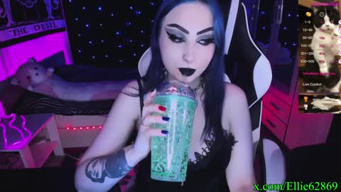 Snapshot of kitty_goth chatting on 12.05.24 Hey Im Ellie if you like me and like my show give me a thumbs up hehe online show from 12.05.24
