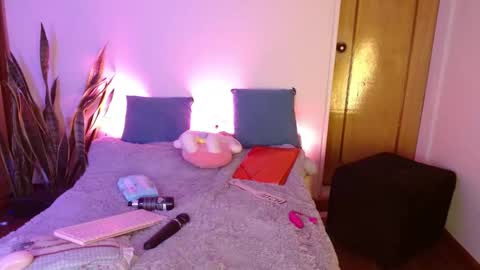 Snapshot of kittycatw chatting on 09.23.25 LAURA help me reach 100likes online show from 09.23.25