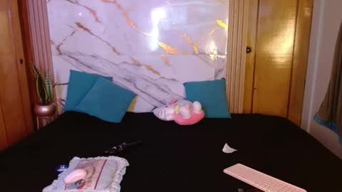 Snapshot of kittycatw chatting on 04.18.26 LAURA help me reach 100likes online show from 04.18.26