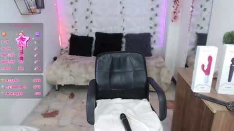 Snapshot of kloeking_ chatting on 01.22.25 kloe online show from 01.22.25