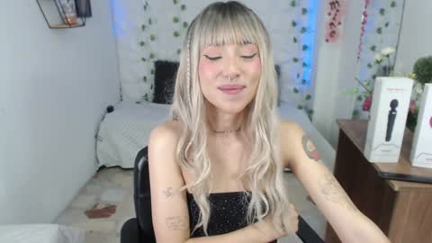Snapshot of kloeking_ chatting on 02.01.25 kloe online show from 02.01.25