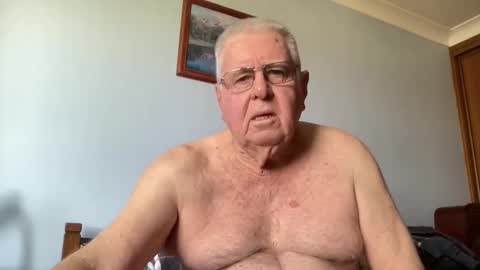 Snapshot of knights2001 chatting on 09.17.25 Aussiedude online show from 09.17.25