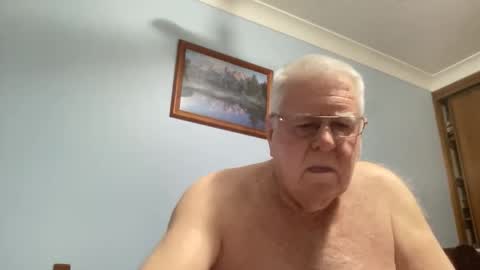 Snapshot of knights2001 chatting on 09.27.25 Aussiedude online show from 09.27.25