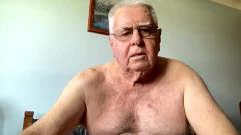 Snapshot of knights2001 chatting on 11.24.25 Aussiedude online show from 11.24.25