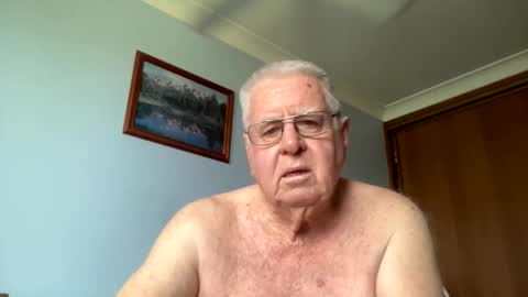 Snapshot of knights2001 chatting on 12.22.25 Aussiedude online show from 12.22.25
