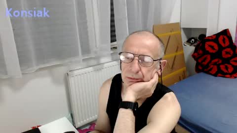 Snapshot of konsiak chatting on 05.15.26 Komsiak online show from 05.15.26