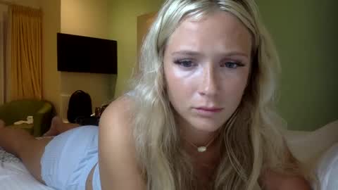 Snapshot of korinaluvv chatting on 10.14.25 Korina online show from 10.14.25