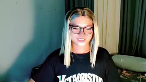 Snapshot of krezikeed chatting on 05.18.26 krezikeed online show from 05.18.26
