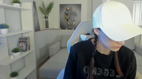 Snapshot of krisdoeill chatting on 04.19.26 krisdoeill online show from 04.19.26