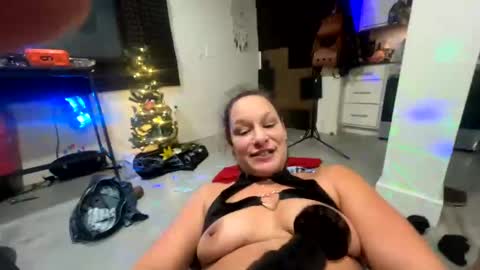 Snapshot of krisnona chatting on 12.21.24 krisnona online show from 12.21.24